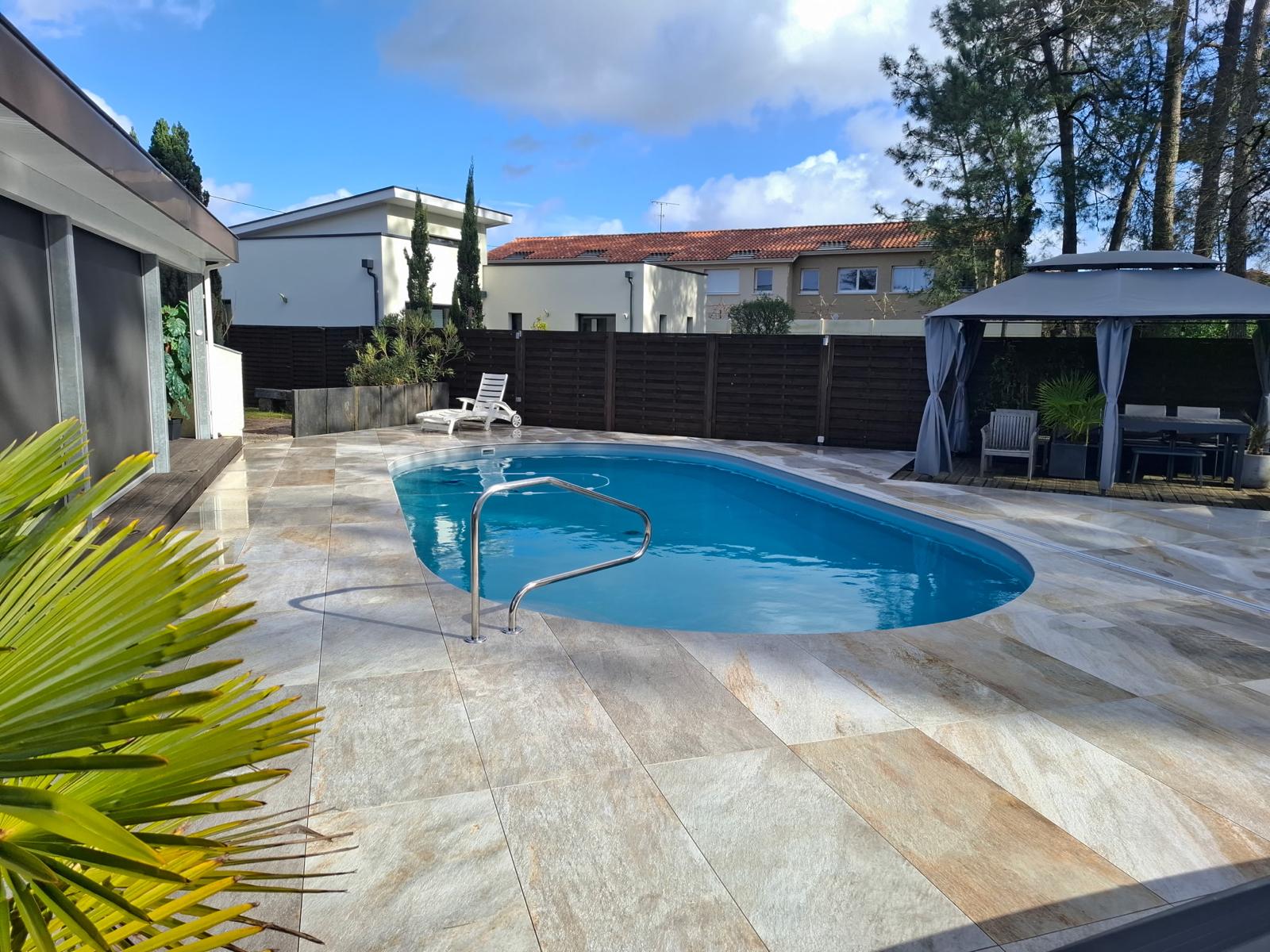 Terrasse grès de cérame avec abri
