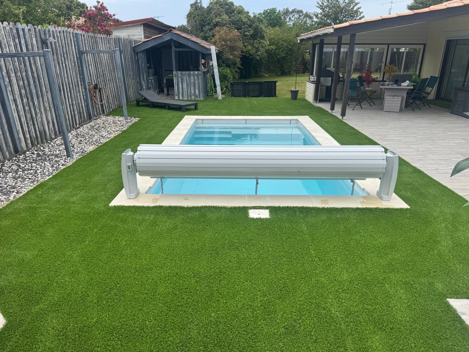 Piscine coque Capitole 5, volet Bali et gazon synthétique à La Teste-de-Buch